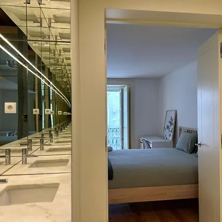 Com Varanda E Casa De Banho Privativa