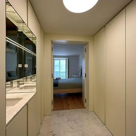 Com Varanda E Casa De Banho Privativa *
